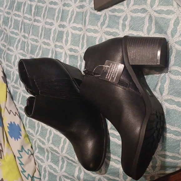 Boots - Picture 3 of 3